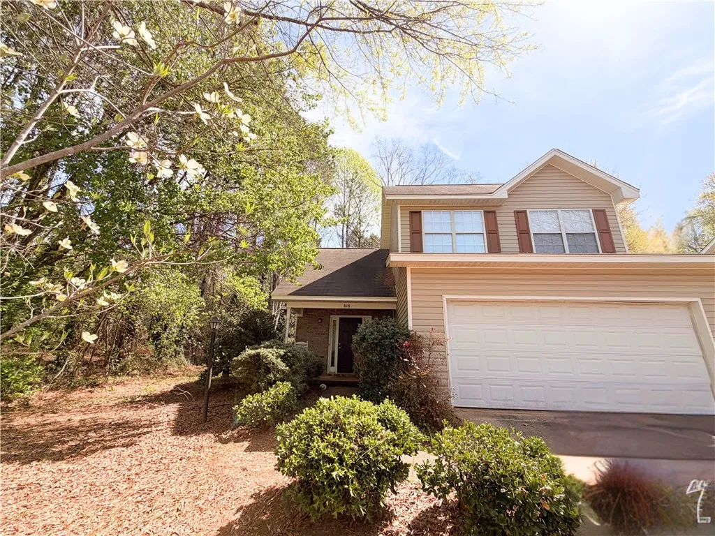 818 Greenewood Drive - Image has been edited to remove personal items of tenant
