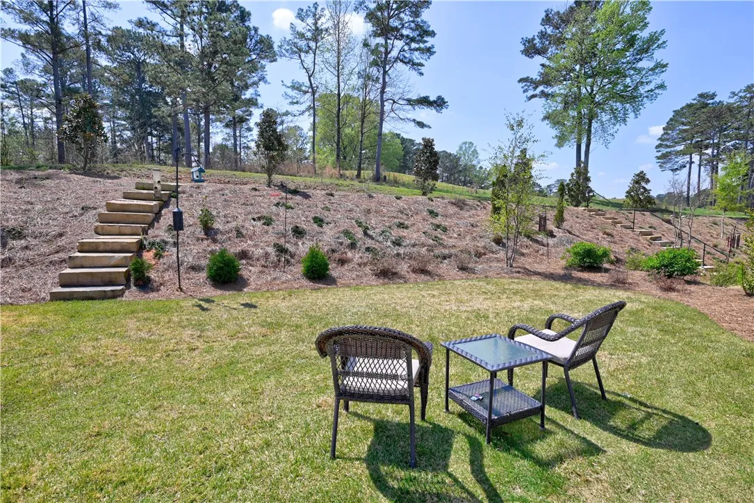 Beautifully manicured landscaping all throughout!