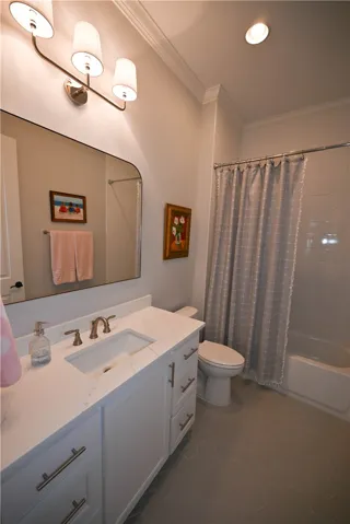 Bathroom shared by bedroom 2 and 3.