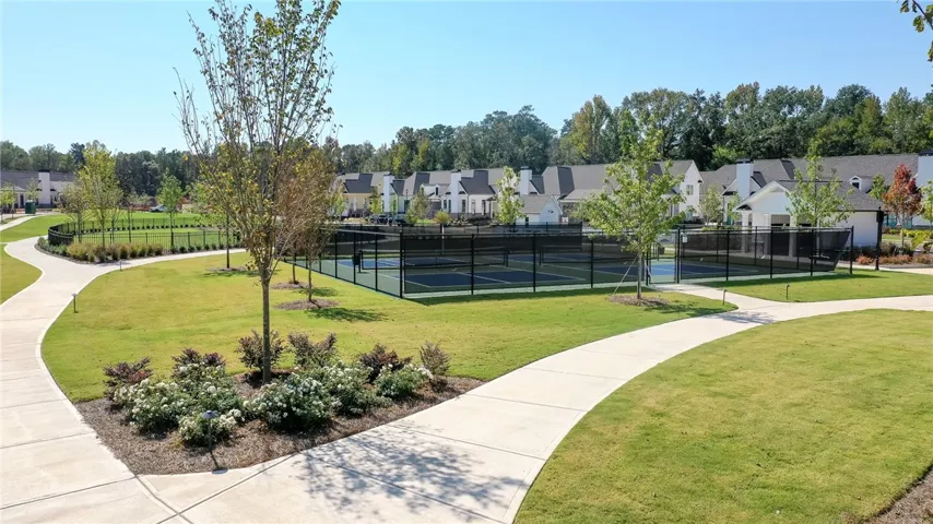 WALKING PATHS THROUGHOUT AMENITIES