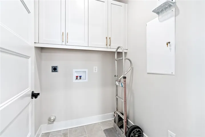 LAUNDRY WITH ADDITIONAL CABINETRY