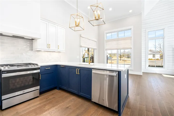 GAS RANGE WITH UPGRADED HOOD VENT