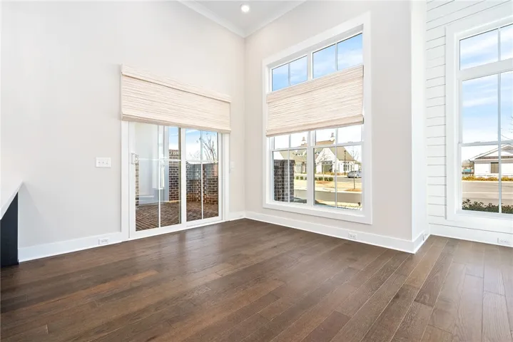 NATURAL SUNLIGHT DINING AREA