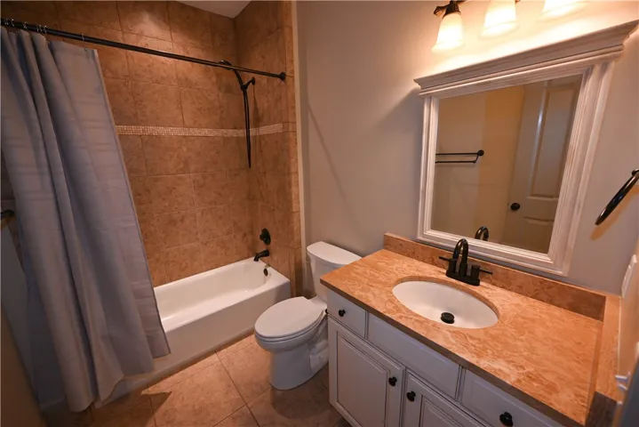 Guest bathroom.