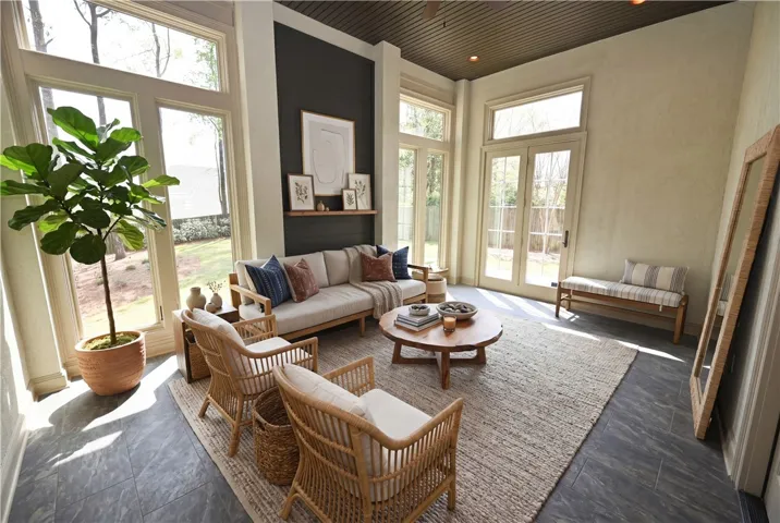 Large open sunroom (DIGITALLY STAGED)