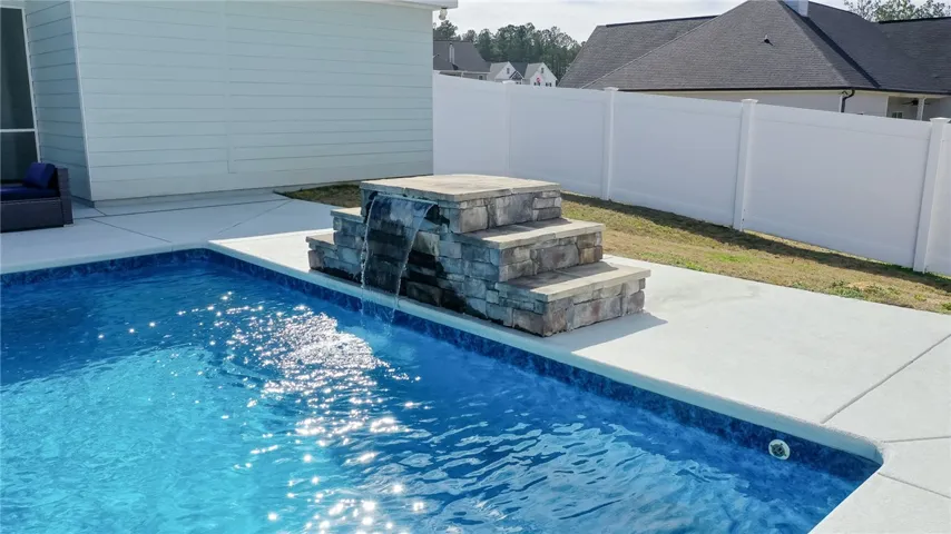 Pool w/waterfall