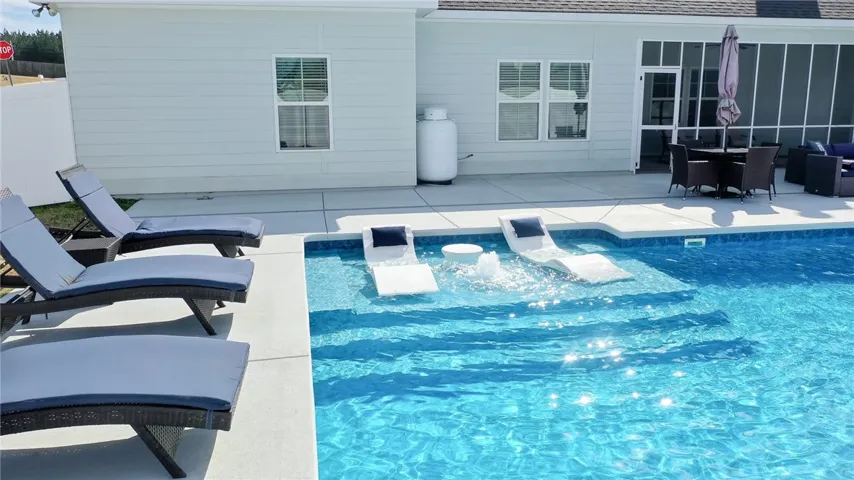 Pool w/swim ledge and chairs