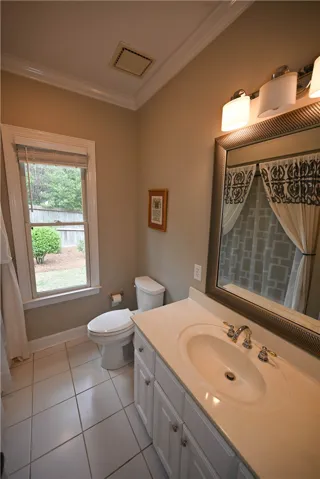 Shared bathroom for bedroom 2 & 3.