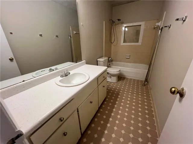100 side bathroom

(pic from before tenants moved in)