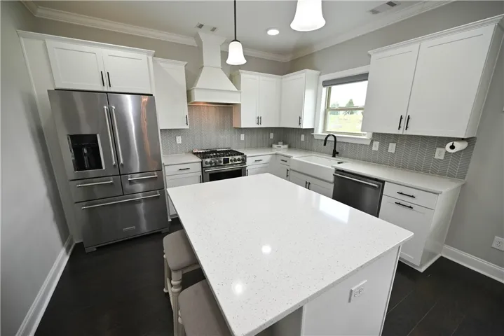 Large center island in the kitchen!