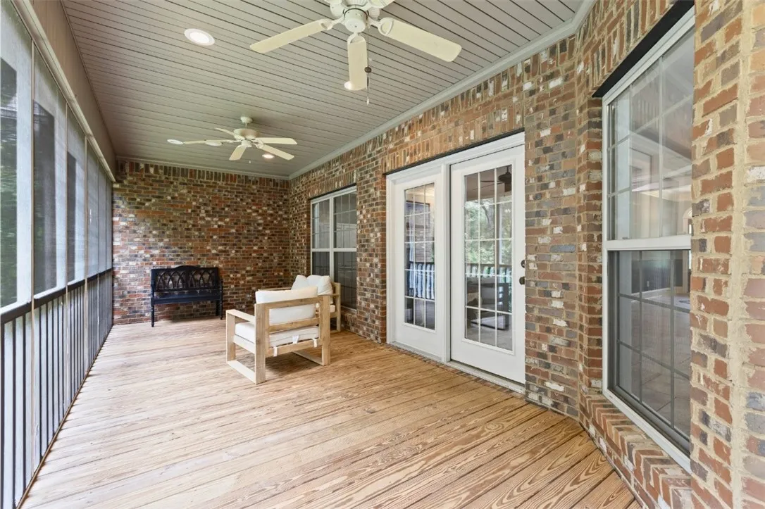 Screened - in porch
Virtual staging