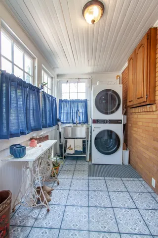 Stack Washer & dryer to remain.