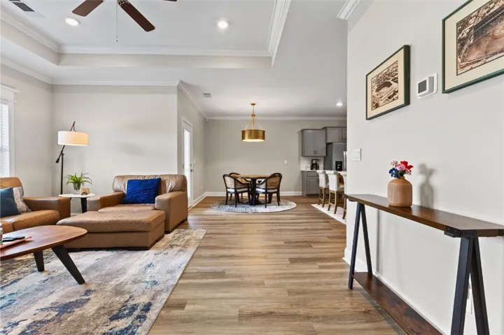 Great room w/ crown molding