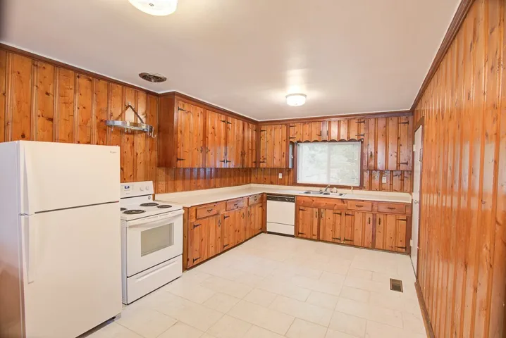 143 Kitchen

(prior to tenants moving in)