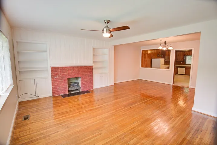 143 Living room 

(prior to tenants moving in)