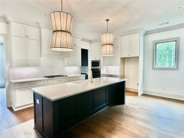 Chic pendants highlight the size of the functional island.