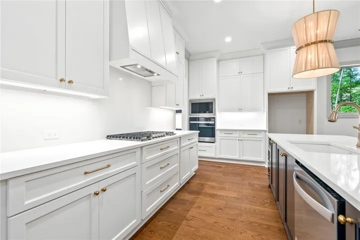 Chic pendants highlight the size of the functional island.