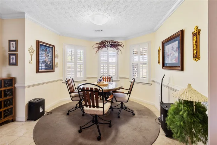 bay window and eating area- Plantation shutters on all windows