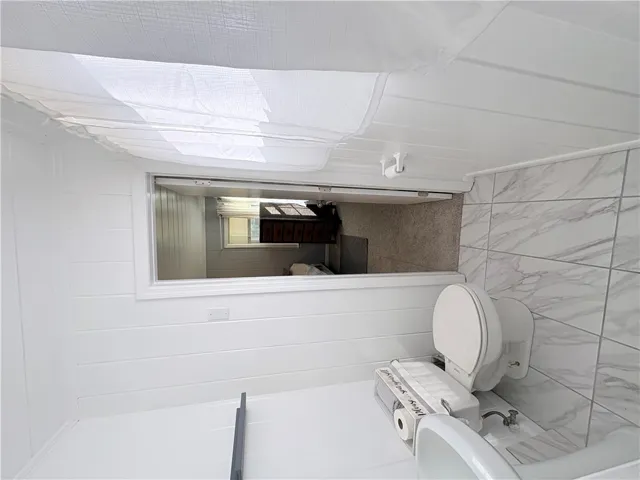 1/2 bath - jack and jill style