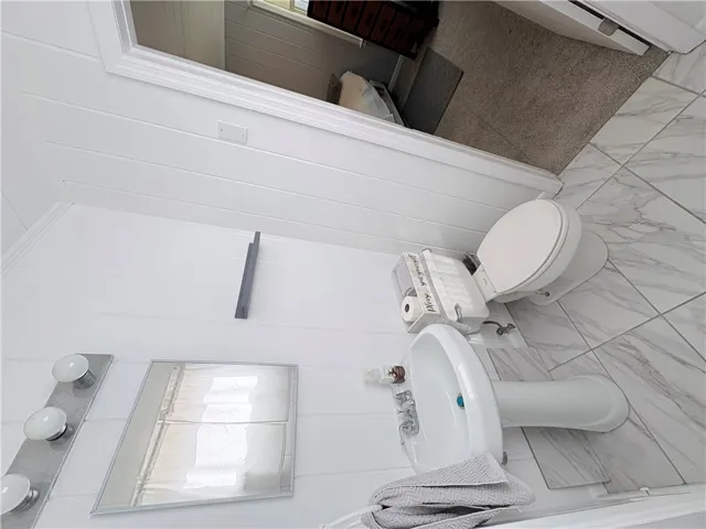 1/2 bath - jack and jill style