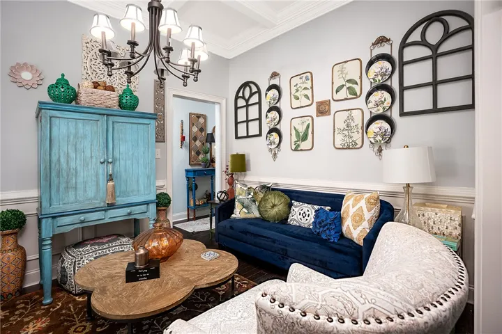 Formal Sitting Room or Dining Room