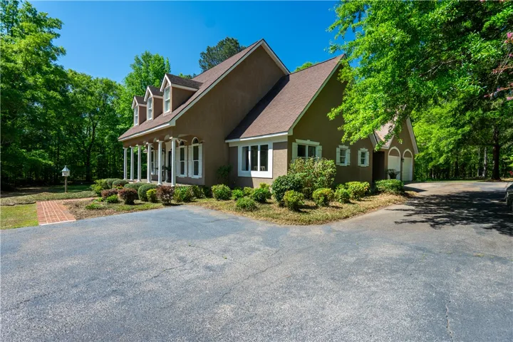 This house features a classic design and a well-kept yard, perfect for comfortable living.