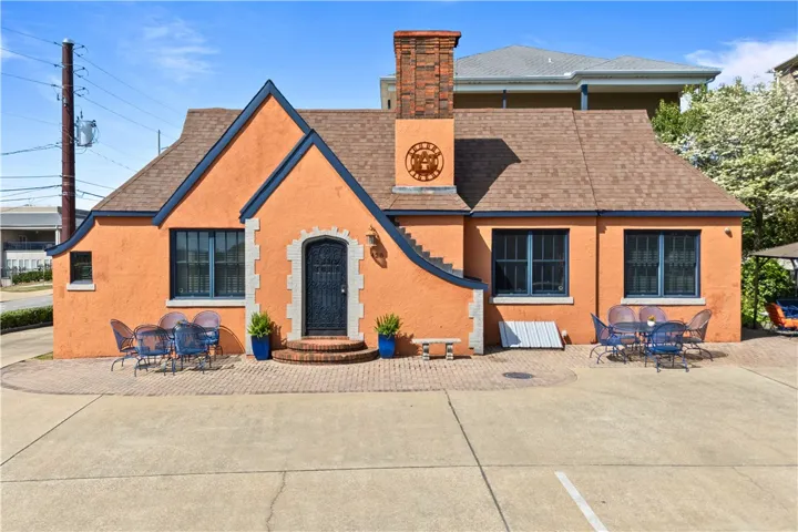 THE War Eagle Game Day House!  Full of history - it was once the home of Auburn's premier cake and candy maker.  Years later, it had it's own pizza oven and students could order pizza and enjoy it on the patio.