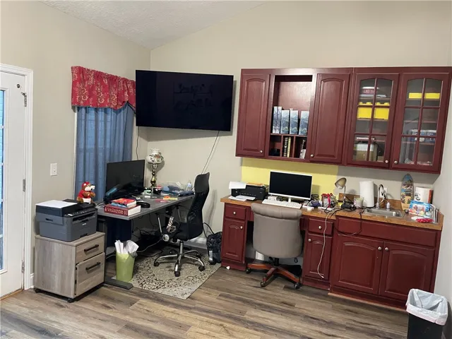 Bonus room
Office or sunroom opens to pool