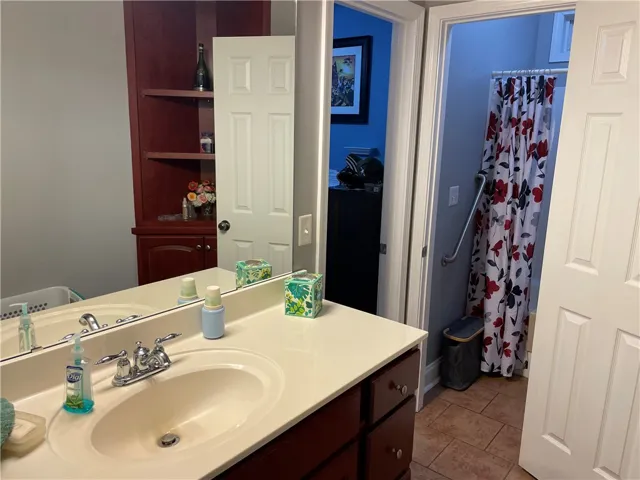 Bathroom between 2 bedrooms