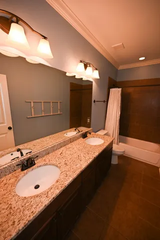 Bathroom shared between bedrooms 2 & 3.