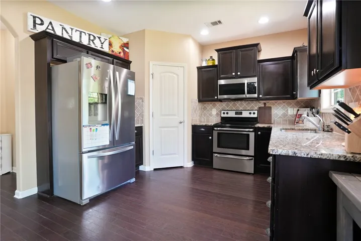 This spacious kitchen offers ample storage, beautiful countertops, and modern​​‌​​​​‌​​‌‌​‌‌​​​‌‌​‌​‌​‌​​​‌​​ appliances.