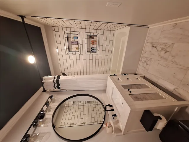 This sleek bathroom features contemporary fixtures and stylish tiling, creating a refreshing atmosphere.