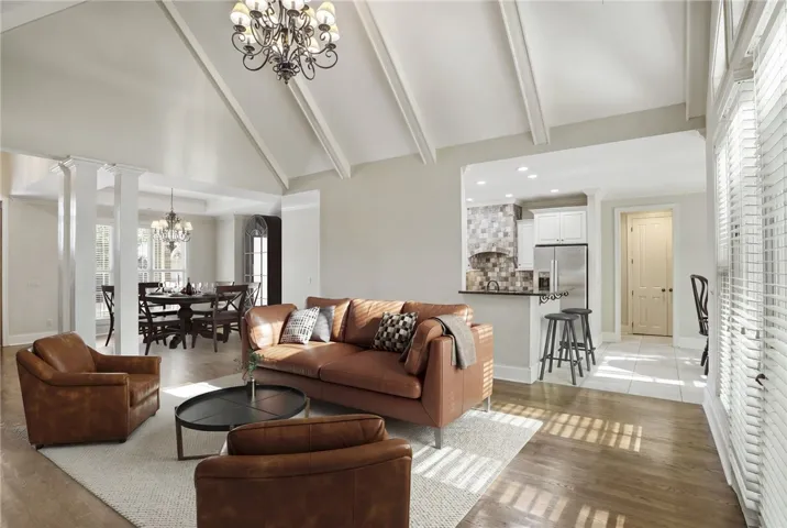 This inviting interior features high ceilings, hardwood flooring, and a kitchen with stainless steel appliances. Virtually Staged.