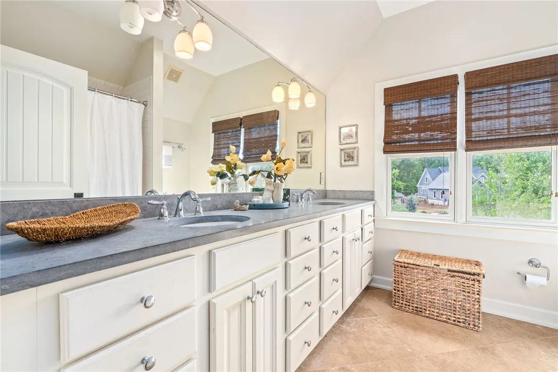 Upstairs guest bath