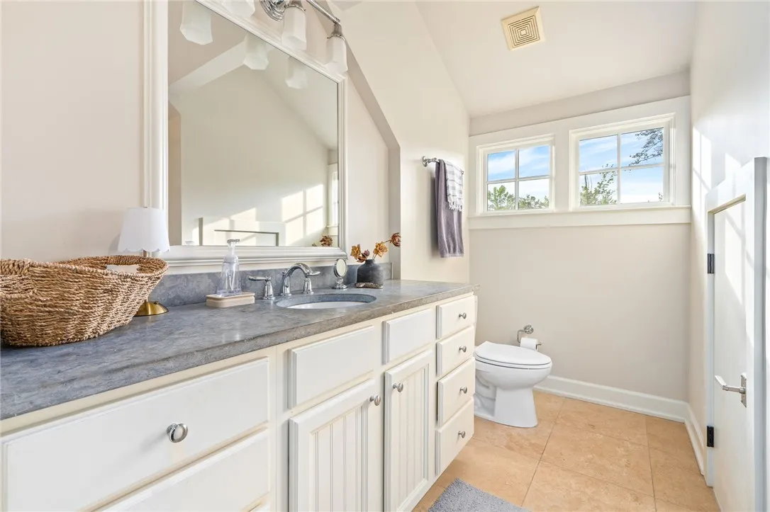 Upstairs guest bath