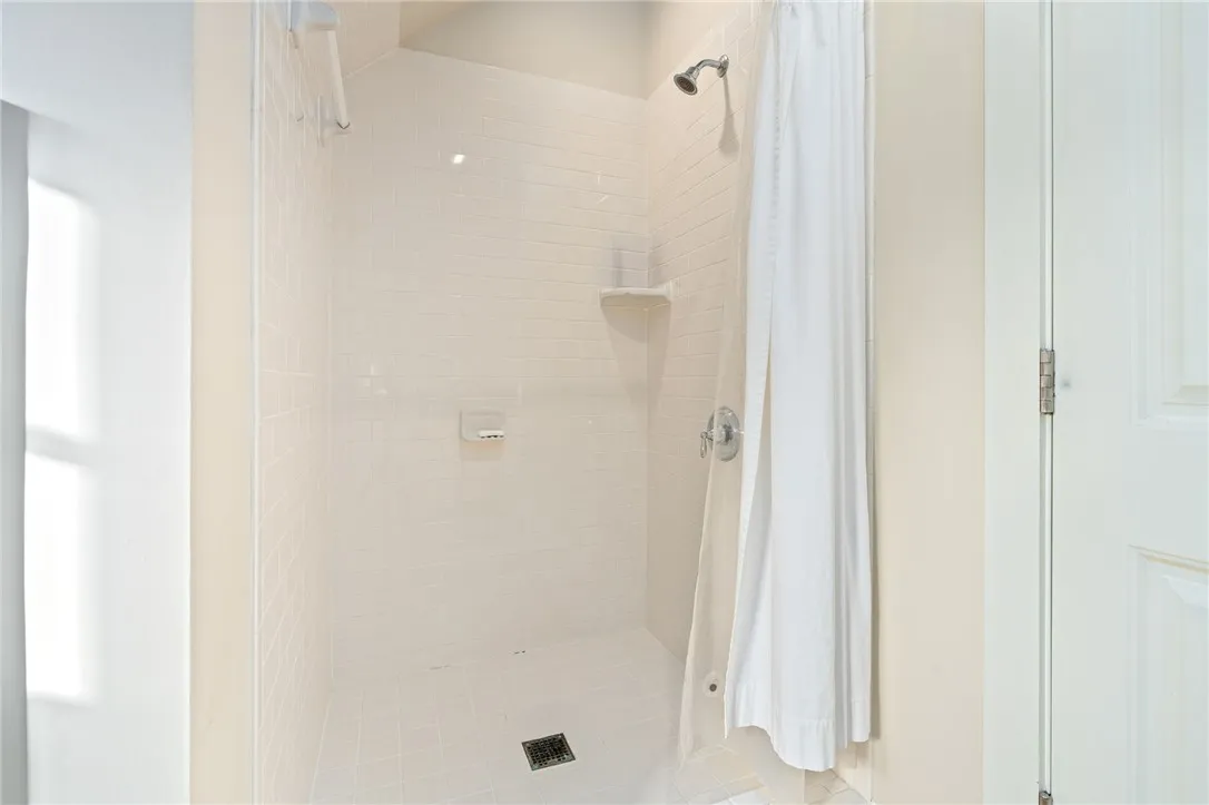 Upstairs guest bath