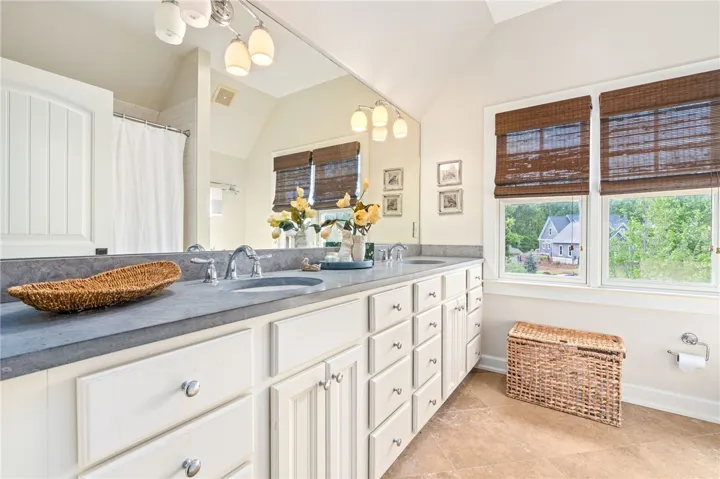 Upstairs guest bath