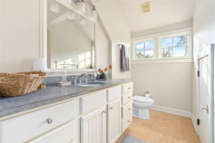 Upstairs guest bath