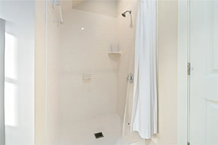 Upstairs guest bath