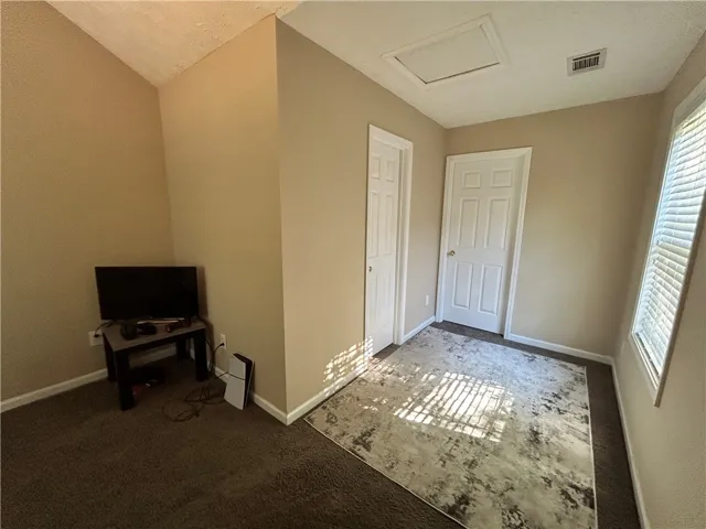 This versatile room offers an ideal flexible space, easily adaptable to various needs.