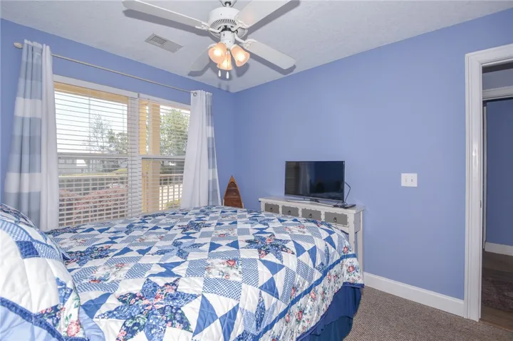 This cozy bedroom offers comfort and a bright atmosphere, perfect for relaxation.