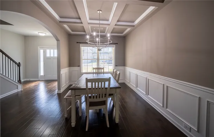 This dining room offers a warm ambiance, ideal for memorable gatherings.