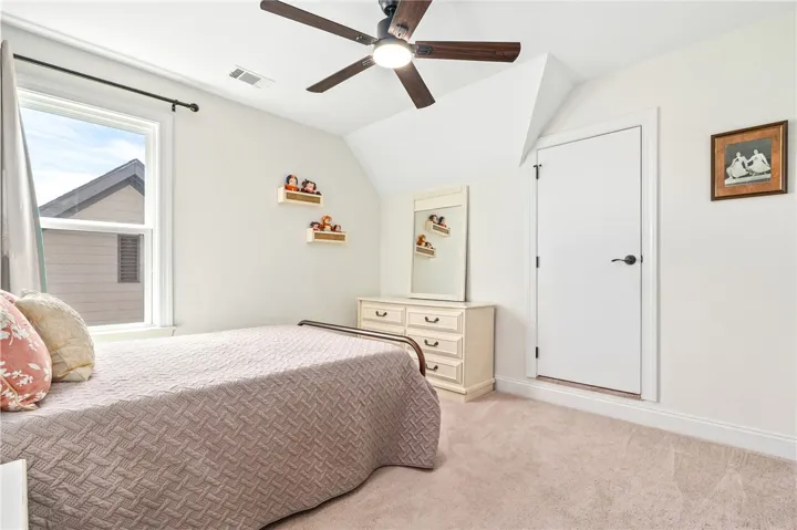 This bright and inviting bedroom offers comfort and a tranquil atmosphere.