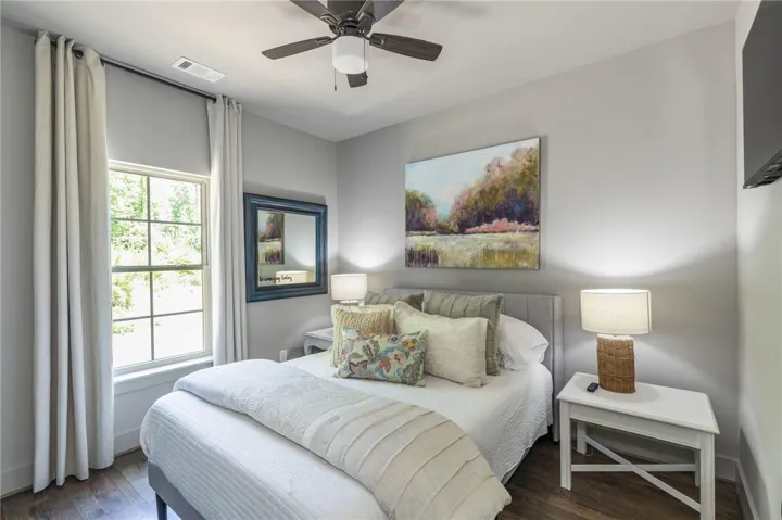 This cozy bedroom offers comfort and a tranquil atmosphere for relaxation.