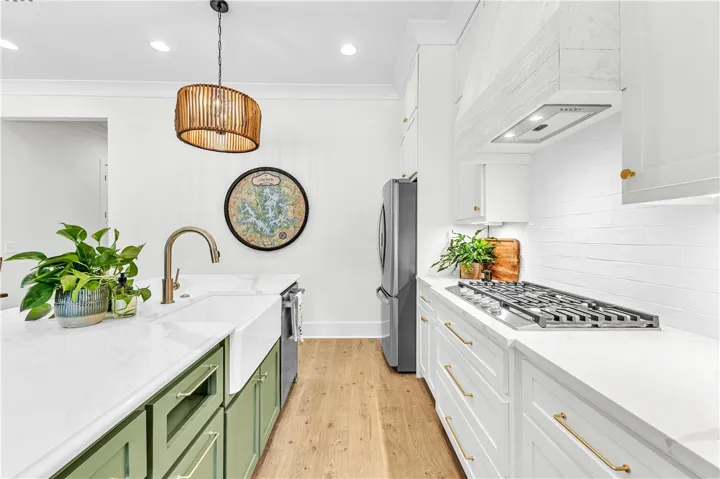 Culinary aspirations meet contemporary design in this well-appointed kitchen featuring a gas cooktop and spacious countertops.