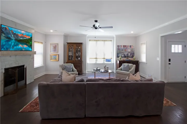 This living area offers a warm and inviting atmosphere, ideal for relaxation and gatherings.