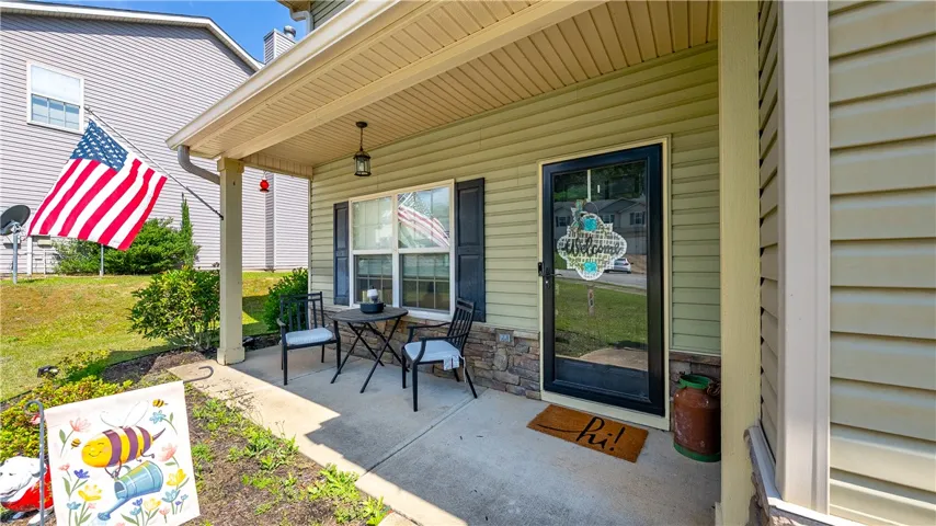 This charming residence features a welcoming porch, perfect for enjoying peaceful outdoor moments.