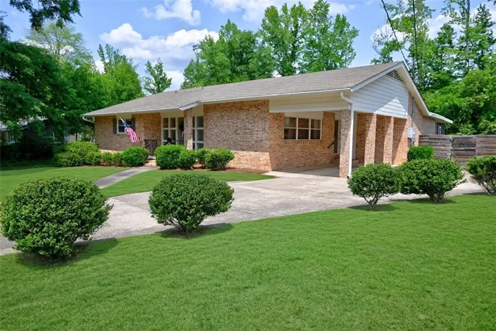 One-level, all-brick home just minutes from downtown Auburn, AU campus, & local schools.
