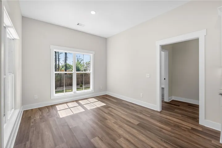 This airy room offers abundant natural light, creating a bright and inviting atmosphere.