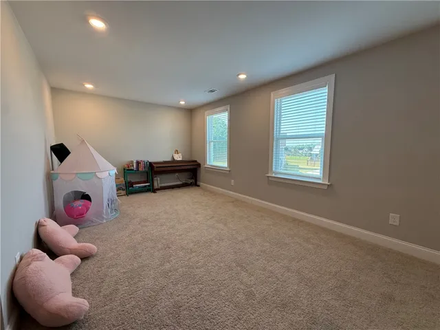 This spacious room offers comfort and versatility, perfect for various uses.